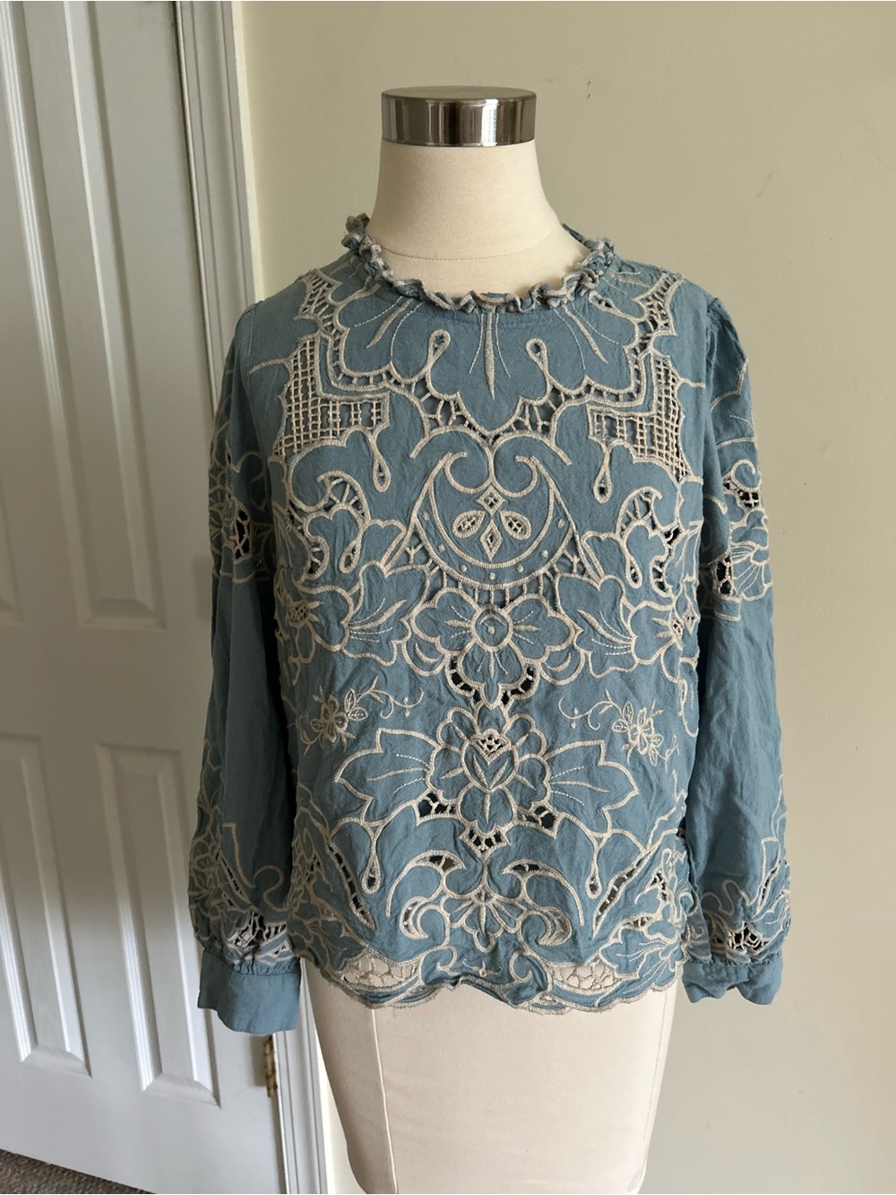Anthropologie Linen Blend Lace Embroidered Blue Ling Sleeve blouse size S - Picture 2 of 9
